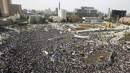 Η λαοθάλασσα ζητεί την άμεση απομάκρυνση του Μουμπάρακ
