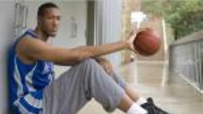 Καρφώνει χωρίς να πηδήξει…