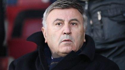 Συνεχίζει στην προεδρία…