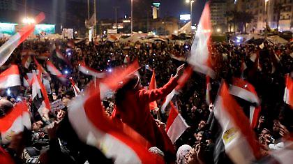 Στρατιώτες πέταξαν τις στολές και ενώθηκαν με το πλήθος!