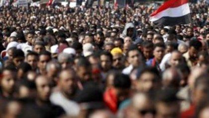 Διαδηλωτές έχουν κλείσει την είσοδο της κρατικής τηλεόρασης στο Κάιρο