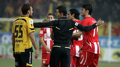 Ο πρωταθλητής Ολυμπιακός κι o φοβισμένος διαιτητής