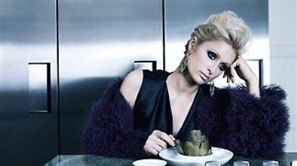 Η διάσημη κληρονόμος ποζάρει με τον αέρα της 30αρας