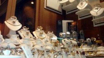 Άλλοι κλέβουν χρυσαφικά κι άλλοι… μεζεδάκια!