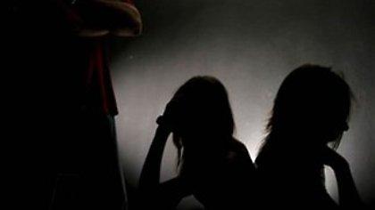 Έβγαλαν στο «πεζοδρόμιο» 13χρονη