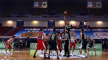 Είναι χαζή ή νομίζει τους άλλους χαζούς;