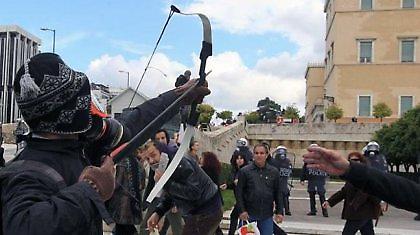 Για κακούργημα κατηγορείται ο «τοξοβόλος» της πορείας