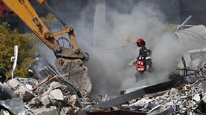 Οι ελπίδες σβήνουν στα χαλάσματα