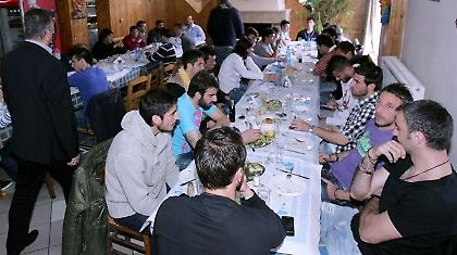 Γευματίσανε, τα… συμφωνήσανε!