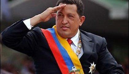 Ο Τσάβες στηρίζει Καντάφι