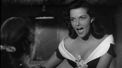 «Έφυγε» το μελαχρινό σύμβολο του σεξ! (video)