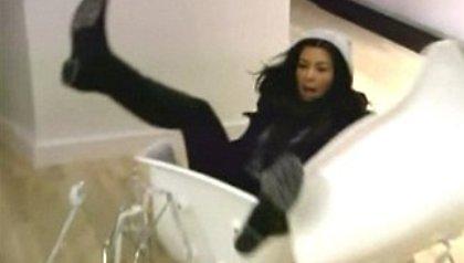 Έσπασε η καρέκλα της Kim Kardashian!