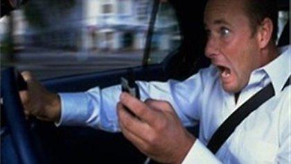 Ο άντρας στο τιμόνι και η σύζυγος στο… καπό!