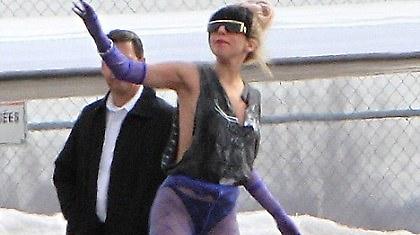 Εσώρουχο, σκισμένη μπλούζα, μωβ καλσόν...