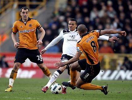 Έβαλε και η Γουλβς το… χεράκι της