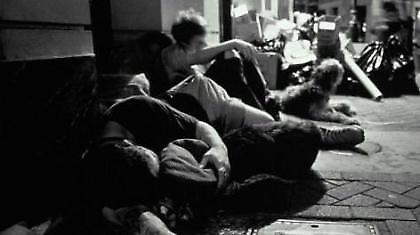 Ζεστό φαγητό και κουβέρτες για τους αστέγους