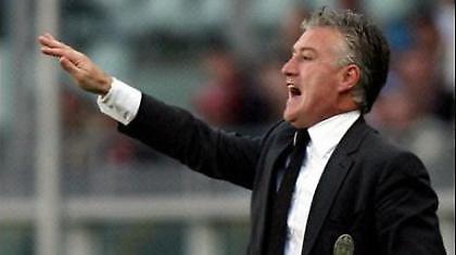 Απερίσπαστος στο έργο του ο Ντεσάν