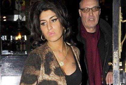 Ποιος είναι ο συνοδός της Amy Winehouse;