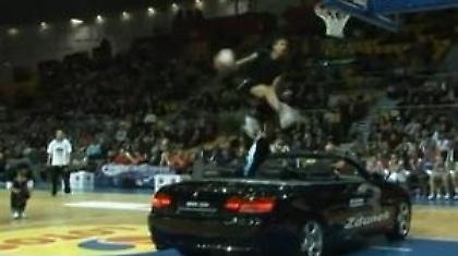 Αυτό ήταν κάρφωμα πάνω από αυτοκίνητο (Video)