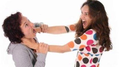 Πελάτισσα χτύπησε σερβιτόρα με… σιδερογροθιά!