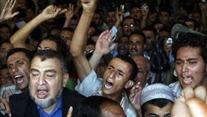 Πολεμούν τη μισαλλοδοξία με σταυρούς στα χέρια