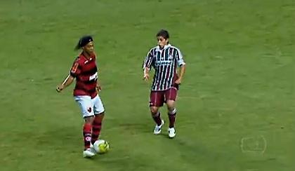 Ακόμη της μιλάει ο Ροναλντίνιο (video)