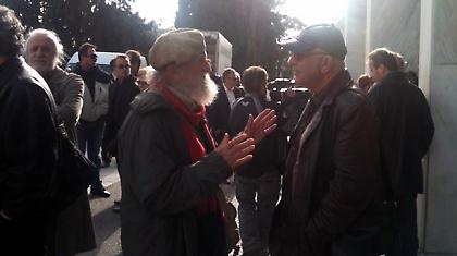 «Αποχαιρετούν» τον Μανώλη Ρασούλη