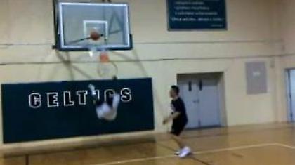 Ο προπονητής που διέλυσε το ταμπλό (Video)