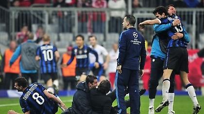 Αποθέωση των «νερατζούρι» στο αεροδρόμιο