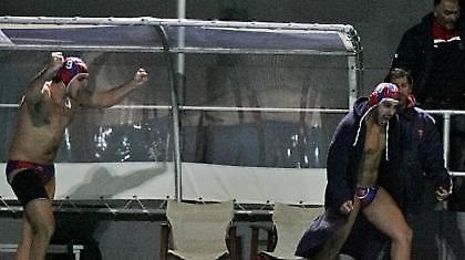 Την έπιασε από τον… Λαιμό