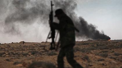 Συνεχίζει τους βομβαρδισμούς ο Καντάφι