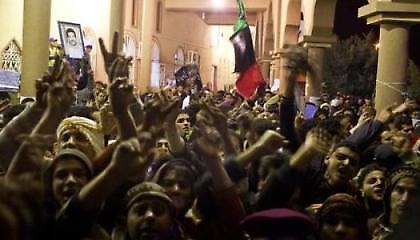 Ένα βήμα πίσω ο Καντάφι