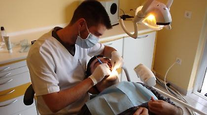 Εγκαταλείπουν τη χώρα οι οδοντίατροι!