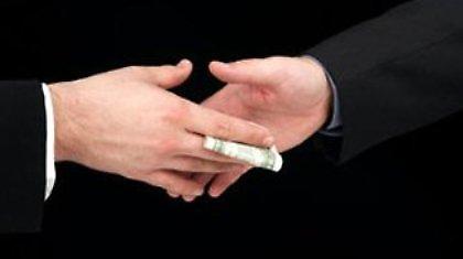 Τους έταζε ένσημα και έπαιρνε τα λεφτά