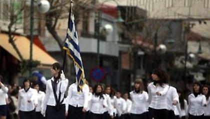 Μαθητικές παρελάσεις με μαύρες σημαίες