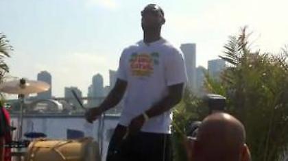 O ΛεΜπρον παίζει ντραμς… (Video)