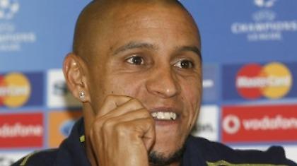 Πέταξαν… μπανάνα στον Κάρλος