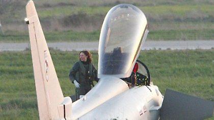 Μια γυναίκα βομβαρδίζει τη Λιβύη!