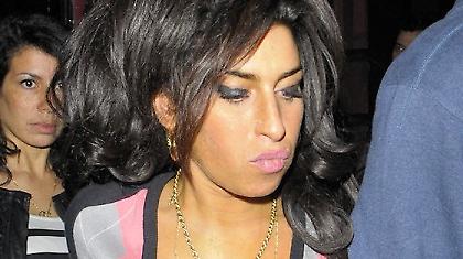 Amy Winehouse: Έξοδος για ποτό