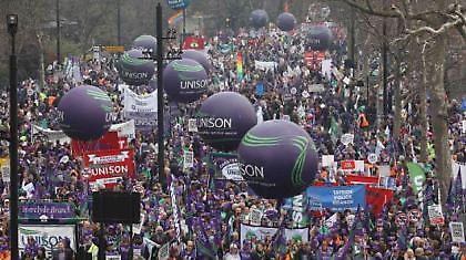 Xιλιάδες διαδηλωτές στους δρόμους του Λονδίνου