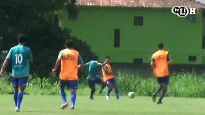 Τα βάζει και χωρίς να κοιτάει ο «Ρόνι» (video)