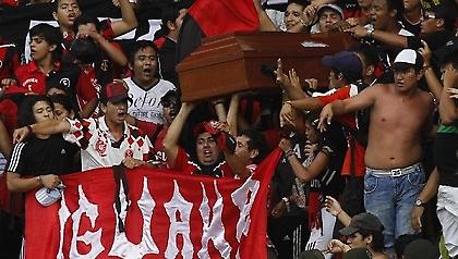 Με φέρετρο στο γήπεδο (pic/video)