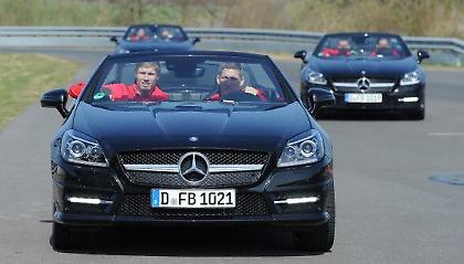 Έπαιξαν μπαλίτσα με… Mercedes