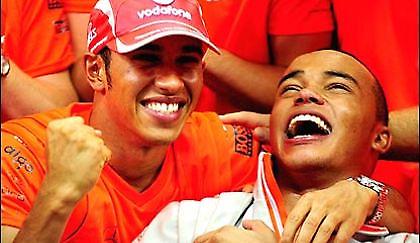 Όλα για τον αδερφό του!