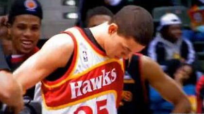 Κάρφωσε με τη φανέλα του πατέρα του (Video)