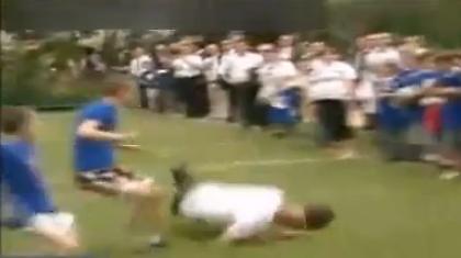 Όταν ο «Ζιζού» κουτούλησε το χορτάρι (video)