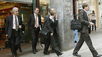 Τρόικα: «Κόψτε ή σας κόβουμε δόσεις»