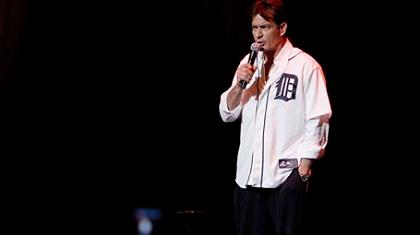 Γιούχα στον Τσάρλι Σιν