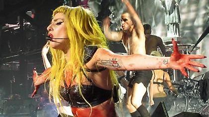 H μαμά της Lady Gaga παραφυλάει!
