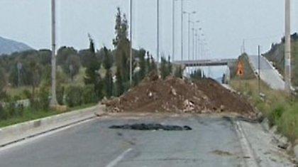 «Μπλόκο» με... μπάζα στη Λαυρίου